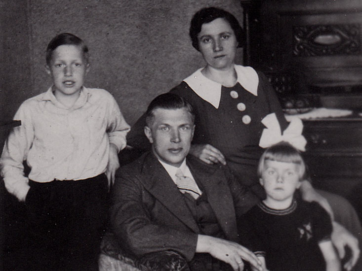 Het gezin Gorter in Woldendorp, vader, moeder en twee kinderen. 
